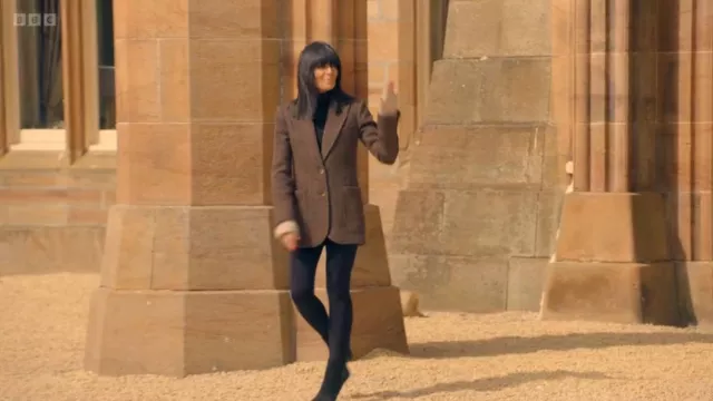 de soi - Hôte (Claudia Winkleman) dans Les Traîtres (S02E10)