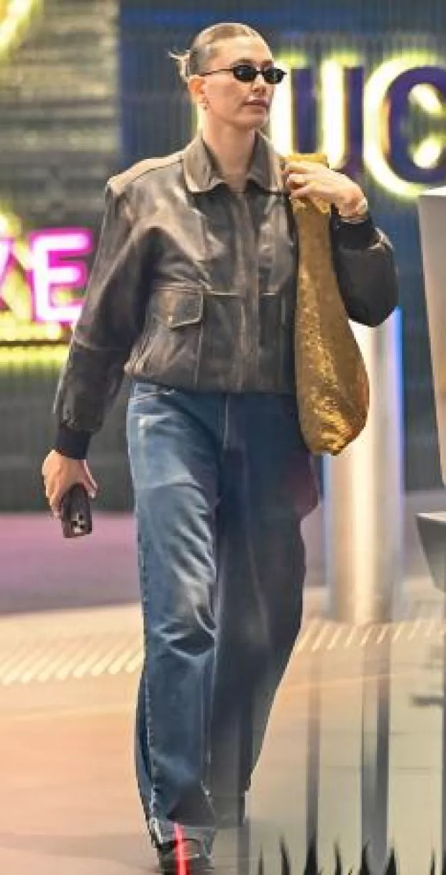 Sac à bandoulière Bottega Veneta Large Hop porté par Hailey Baldwin à Los Angeles le 4 janvier 2025