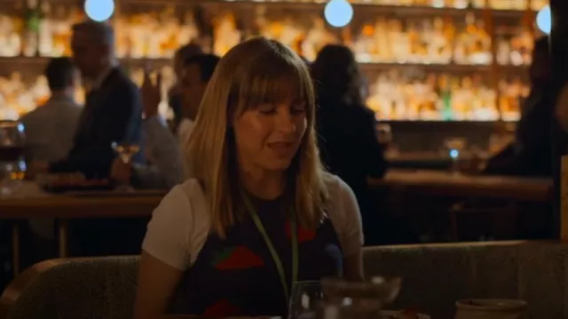 Chaqueta sin mangas Joykol usada por Olympia 'Oly' Chalmers-Davis (Nathalie Morris) como se ve en Bump (S05E02)
