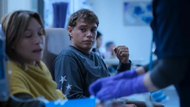 T-shirt à manches longues High Utility porté par Santiago 'Santi' Hernandez (Carlos Sanson Jr.) comme on le voit dans Bump (S05E03)