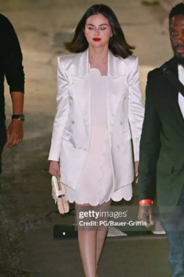 Blazer en satin de soie Saint Laurent porté par Selena Gomez au Jimmy Kimmel Live le 6 janvier 2025