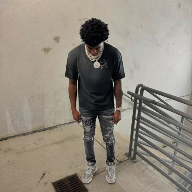 T-shirt noir délavé 'MA Hollywood' d’Amiri porté par Yungeen Ace sur le compte Instagram @yungeenace