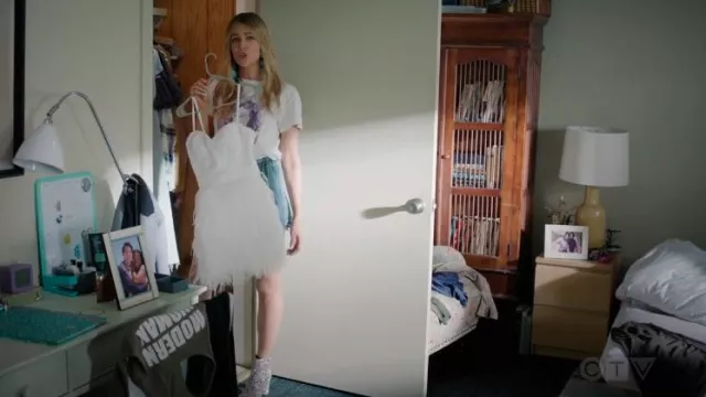 Bleu par Betsey Johnson Cady Boot en Pink Floral porté par Morgan Gillory (Kaitlin Olson) comme on le voit dans High Potential (S01E08)