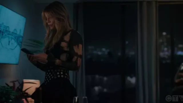 Jupe Alexis Zinn portée par Morgan Gillory (Kaitlin Olson) comme on le voit dans High Potential (S01E08)