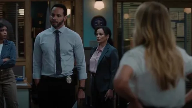 Theory Slim One Button Blazer usado por Selena Soto (Judy Reyes) como se ve en High Potential (T01E08)