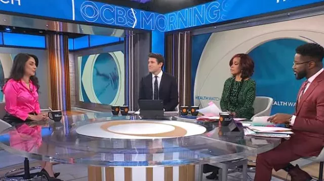 Chemise de l’Agence Dani en rose shocking portée par Michelle Miller telle que vue dans CBS Mornings le 6 janvier 2025