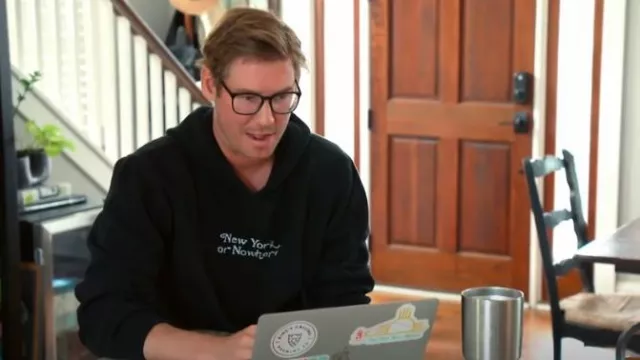 Nyon Signature Hoodie Noir porté par Austen Kroll comme on le voit dans Southern Charm (S10E05)