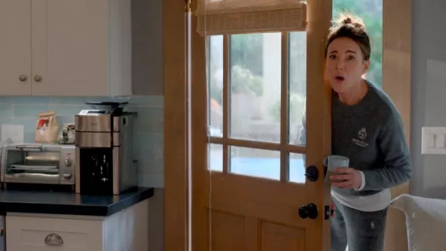 Pantalon en cachemire SRC sportif et riche porté par Liz (Christa Miller) comme on le voit dans Shrinking (S02E11)