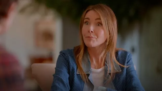Greg Lauren Pinstripe Trucker Front Ollie In Indigo porté par Liz (Christa Miller) comme on le voit dans Shrinking (S02E12)