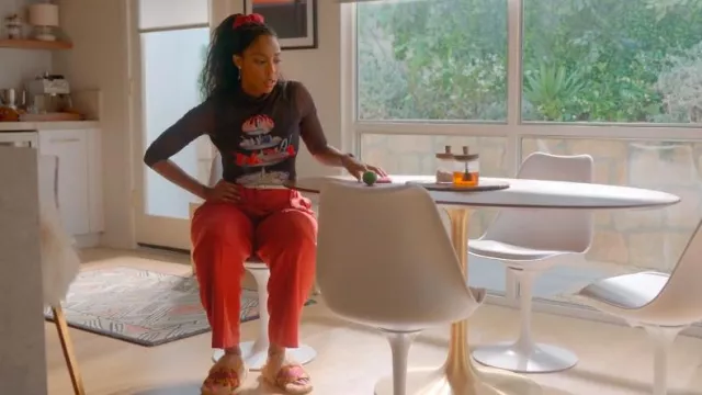 La DoubleJ Winter Jacquard Slides portée par Gaby (Jessica Williams) comme on le voit dans Shrinking (S02E12)
