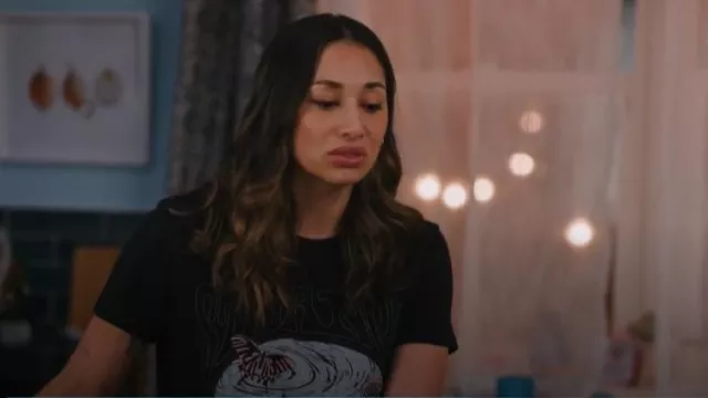 Vans Dazed Strange Womens Tee porté par Astrid (Meaghan Rath) comme on le voit dans Children Ruin Everything (S04E09)