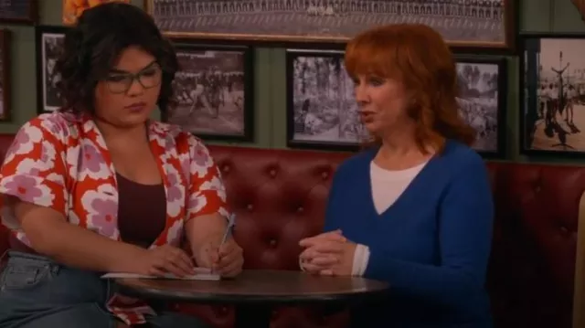 Pull en cachemire à col en V Aqua porté par Bobbie (Reba McEntire) comme on le voit dans Happy’s Place (S01E09)