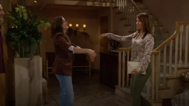 Jeans Veronica Beard Carson en Stone Army porté par Steffy Forrester (Jacqueline MacInnes Wood) comme on le voit dans The Bold and the Beautiful le 10 janvier 2025