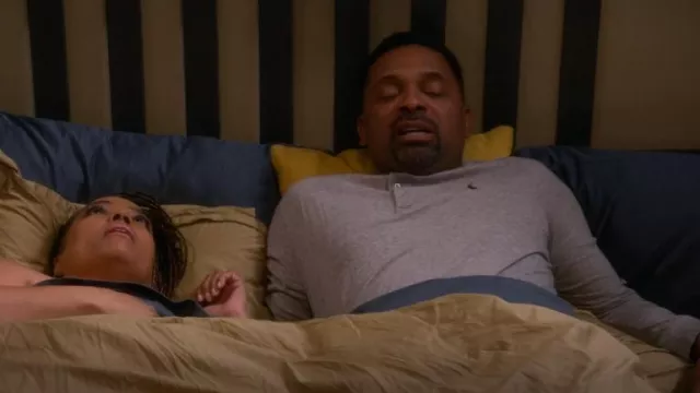 Polo Ralph Lauren Long Sleeve Henley porté par Bernard Upshaw (Mike Epps) comme on le voit dans The Upshaws (S06E04)