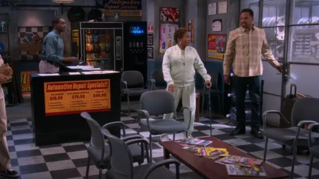 Chaussures Nike Air Force 1 07 Low Triple Black portées par Bernard Upshaw (Mike Epps) comme on le voit dans The Upshaws (S06E05)