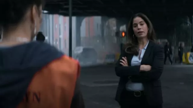Blazer Theory Carissa porté par Jen (Ana Ortiz) comme on le voit dans Chair de poule (S02E02)