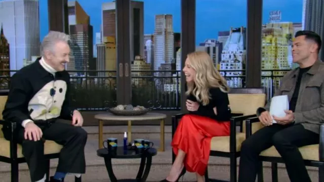 Veste en sergé KidSuper Paint Palette portée par Alan Cumming comme on le voit en LIVE avec Kelly et Mark le 13 janvier 2025