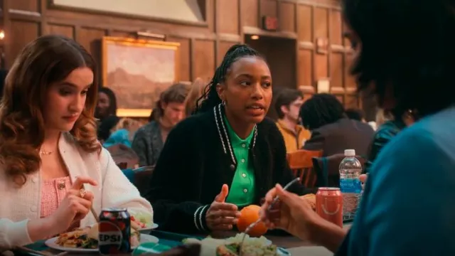 Bomber de punto de mango usada por Whitney Chase (Alyah Chanelle Scott) como se ve en The Sex Lives of College Girls (T03E08)