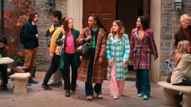 Abrigo de ébano de Allsaints usado por Whitney Chase (Alyah Chanelle Scott) como se ve en The Sex Lives of College Girls (T03E08)