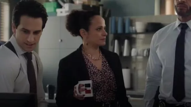 Isabel Marant Lonea Blouse portée par Selena Soto (Judy Reyes) comme on le voit dans High Potential (S01E09)