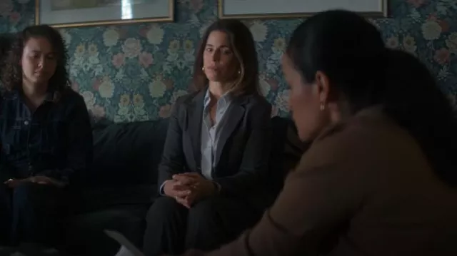 Blazer Theory Carissa porté par Jen (Ana Ortiz) comme on le voit dans Chair de poule (S02E03)