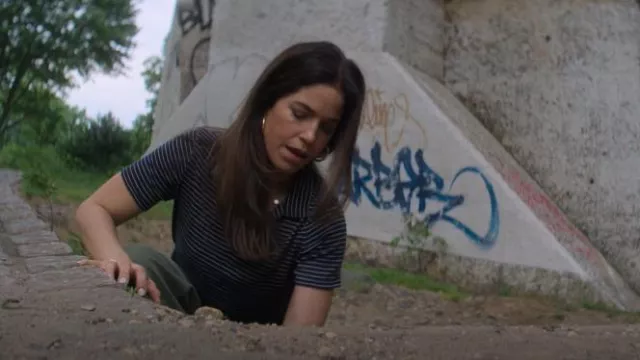 Camisa de punto de algodón elástico a rayas de trapo y hueso usada por Jen (Ana Ortiz) como se ve en Goosebumps (S02E05)