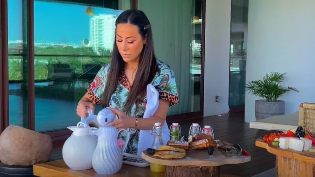 Ensemble de pyjama 2 pièces Averie Sleep Into The Wild Suri Laguna porté par Angie Katsanevas comme on le voit dans The Real Housewives of Salt Lake City (S05E16)