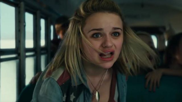 The shirt "american flag" of Sam (Joey King) in Independence Day: Resurgence