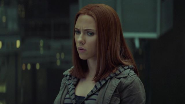 The sweatshirt striped Scarlett Johansson in Captain America : The Soldier winter
