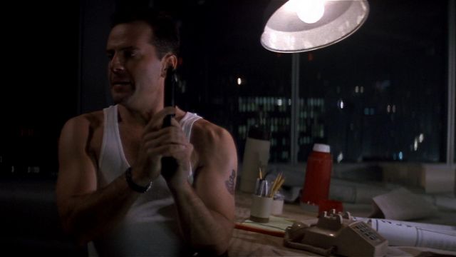 Le marcel blanc de John McClane (Bruce Willis) dans Piège de cristal