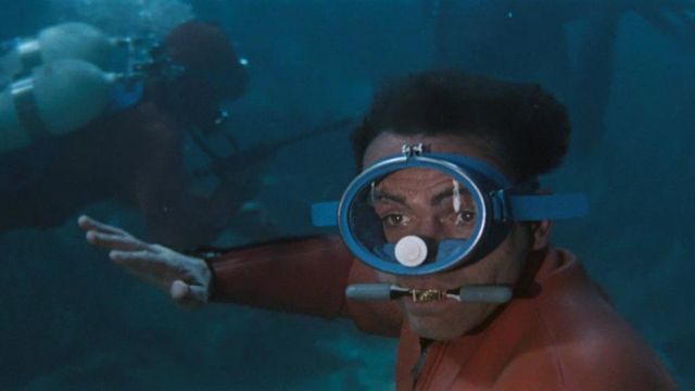 The respirator aquatic James Bond (Sean Connery) in Operation Thunder