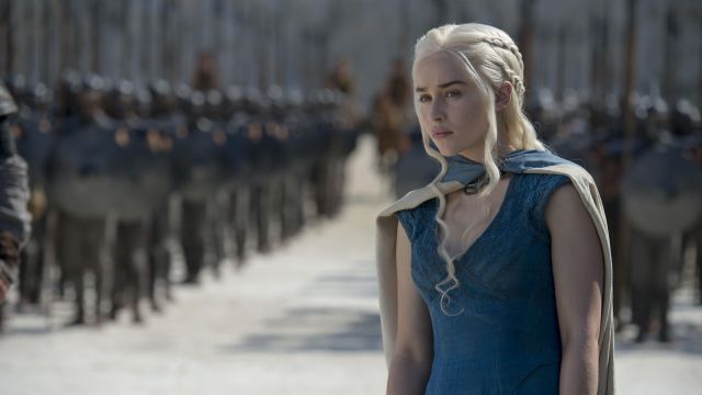 La cape bleue de Daenerys Targaryen (Emilia Clarke) dans Juego de Tronos
