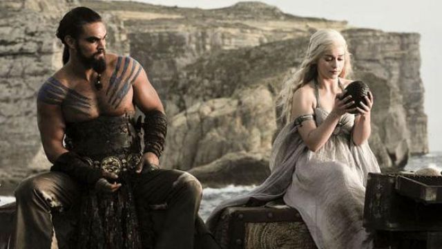 The eggs of dragon Khaleesi / Daenerys Targaryen (Emilia Clarke) in Game of Thrones S01E01