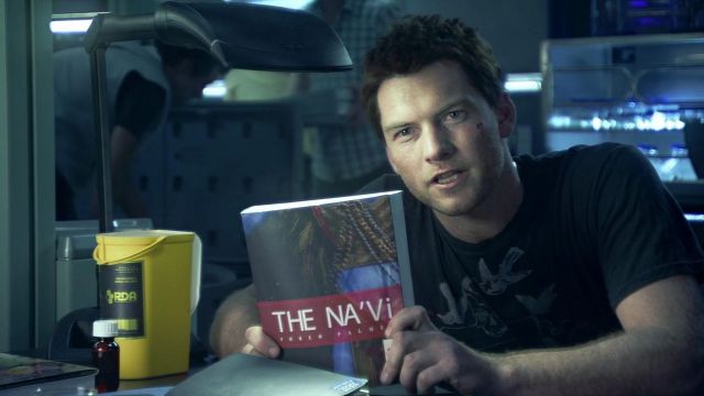 The book The Na&#39;vi of Jake Sully (Sam Worthington) in the movie Avatar