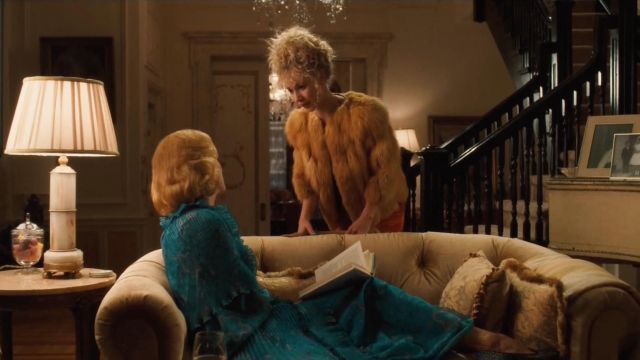 Abrigo corto de piel de Jamie Vine (Juno Temple) en vinilo