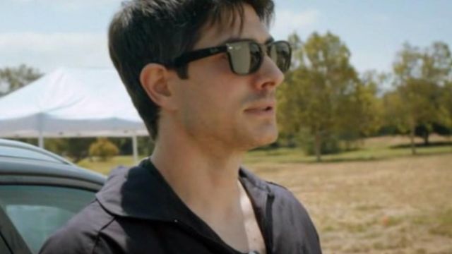 The sunglasses of Captain Theo Cooper (Brandon Routh) in 400 Days