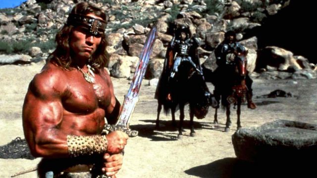 Arnold Schwarzenegger usa espada de 'Conan, el bárbaro' para abrir caja con  sus libros