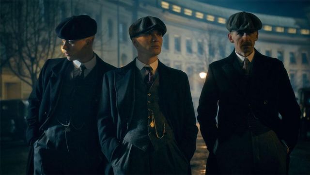 The gold chain of a pocket watch by Thomas Shelby (Cillian Murphy) in Peaky Blinders S02E01