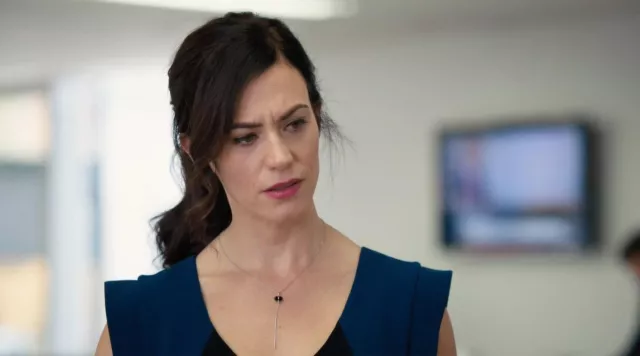 Le collier Kendra Scott porté par Wendy Rhoades (Maggie Siff) dans la série Billions (Saison 1 Épisode 9)