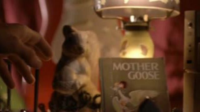 Le livre Mother Goose dissimulé par John Preston (Christian Bale) dans Equilibrium