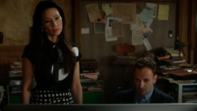 The top Ji Oh of Dr. Joan Watson (Lucy Liu) in Elementary S04E05