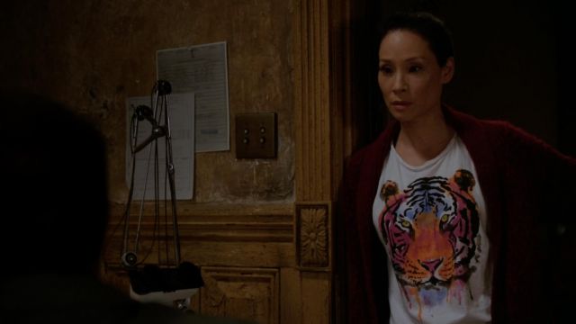 The t-shirt tiger Chaser Dr. Joan Watson (Lucy Liu) in Elementary S04E06