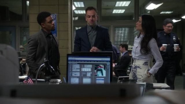 Robe blanche imprimée ananas de Lucy Liu dans Elementary