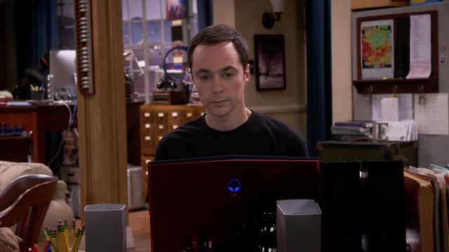 The PC Alienware laptop of Sheldon Cooper (Jim Parsons) in The Big Bang Theory (S09E02)