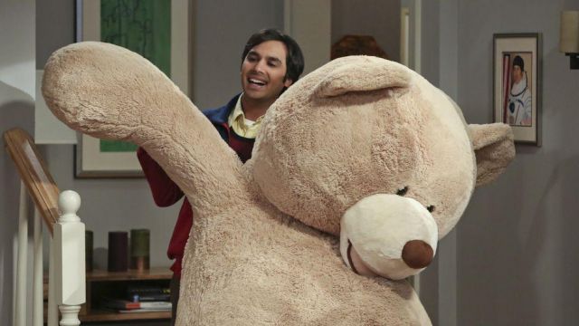 Le nounours géant Hugfun de Raj Koothrappali (Kunal Nayyar) dans The Big Bang Theory