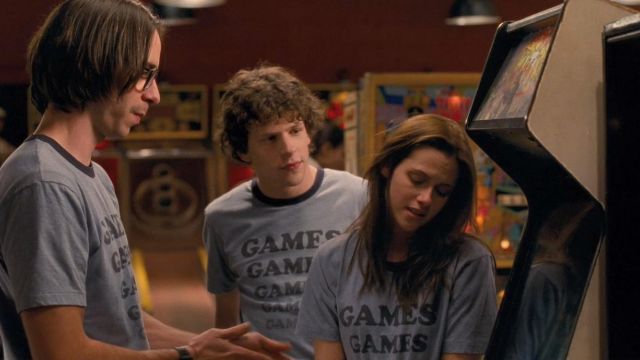 Le t-shirt "Games Games Games..." de  Emily Lewin (Kristen Stewart) dans Adventureland