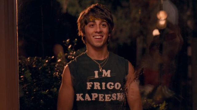 Le t-shirt "I'M FRIGO, KAPEESH?" de Tommy Frigo (Matt Bush) dans Adventureland