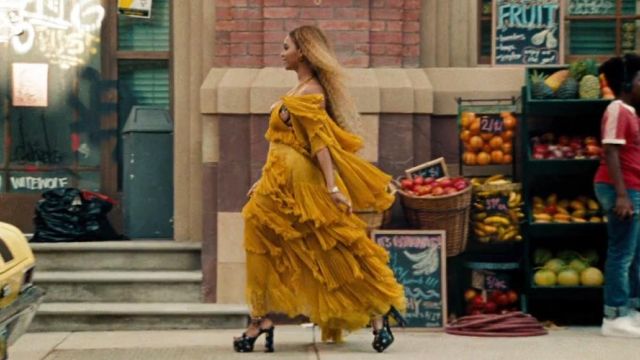 Robe chiffon moutarde de Beyoncé dans Lemonade
