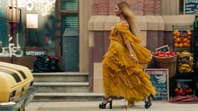 Les sandales compensées à fleurs de Beyoncé dans Lemonade