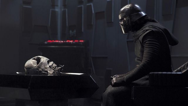 Le costume de Kylo Ren (Adam Driver) dans Star Wars, Épisode VII : Le Réveil de la Force